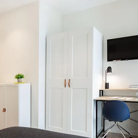 Diagonal Apartment *
